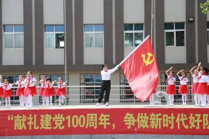 铁笼中的小鹿逃脱
